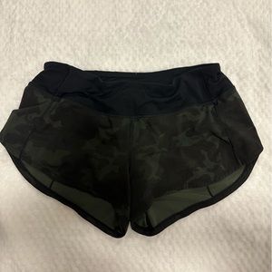 Lululemon size 4 Speed Up Low-Rise Lined shorts 2.5”